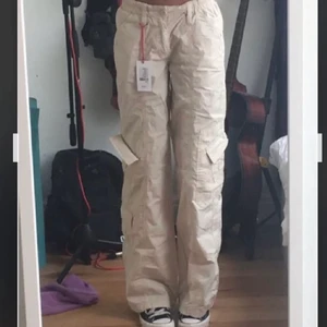 Cargo byxor  - BYXORNA FINNS KVAR ATT KÖPAS FÖR 410! SUUUPER fina cargo byxor från Urban Outfitters i storlek S💕 köpta på Plick i nyskick men var tyvärr inget för mig!  Bilderna är lånade från original säljare❤️nypris ligger på 700-800🥰 