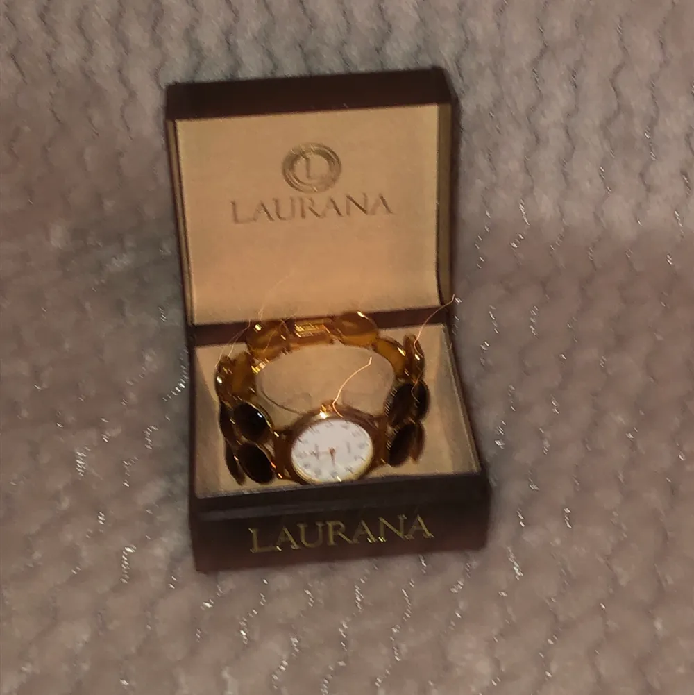 Säljer nu denna ur snygga Laurana klocka! Den är gjord i Italien och är unik. Under 70-80talet så gjordes det ett få tals Laurana klockor.  Den har aldrig blivit använd och därför väljer jag att sälja den till högstbjudande🤗   OBS batteri kan behöva bytas. Övrigt.