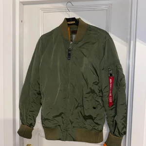 Alpha industries jacka  - Alpha sommar jacka i storlek Large, skulle säga att den sitter mer som en Medium 