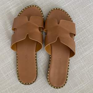 Brown leather sandals (dupe for hermes) size 36 but run big,fit 37 as well. Worn a few times 