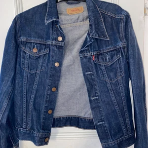 Levi denim jacket dam - Levi denim vintage 70590 jacka i super gott skick i storlek M men sitter bra på någon med storlek S med Använd 2 gånger 