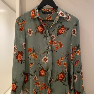 Blommig skjorta  - Blomning skjorta från Zara. Fint skick!
