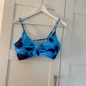 Corallblå bikini topp - Säljer en jättefin blå bikini topp som jag aldrig har använt i storlek S. Nypris 150 men säljer för 60 + frakten runt 30 kronor 