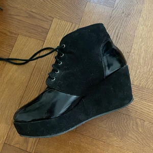 Svarta skor med kilklack  - Använda fåtal gånger för flera år sedan. 