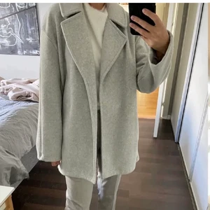 Grå trendig kappa  - Säljer denna snygga trendiga kappa inköpt förra hösten på Zara och är endast provad så är i nyskick! Perfekt för hösten! 