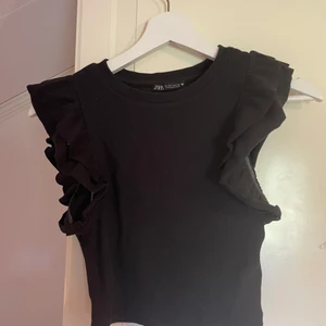 Volangtopp - Säljer denna volangtopp från zara, strl S. Knappt använd!🫶