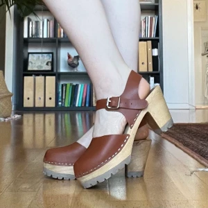 Mia träskor storlek 36 - Mia träskor köpt i California. Modellen heter Abba och färgen är Luggage. Lätt använda, ett litet märke på framsidan. Nypris 1300:-