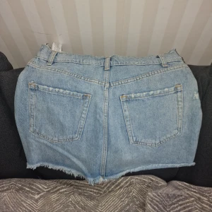 Jeanskjol - Helt ny, oanvänd. För liten för mig. 