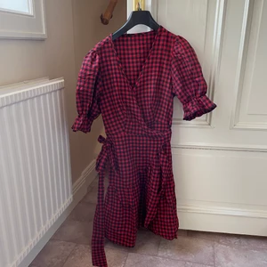 Ginghamrutig klänning  - En röd ginghamrutig klänning i storlek 38,säljer pga köpte fel storlek. Är aldrig använd 