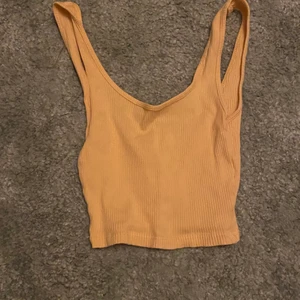 Kort linne  - Ett oranget linne som är kort och storlek xs. Lite litet på mig som är 160. Sitter tajt💕