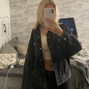 Grå jeans jacka - Skit snygg jeans jacka som är lite  oversized för mig( strl m). Prefekt till hösten🫶🏻