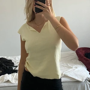 Gul topp - En ljusgul stickad topp