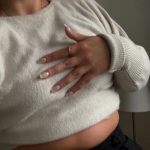 Reserved stickad tröja - Tröjan är i storlek ”S” men lite stretchigare i material vilket gör att jag som är ”M”-”L” kunde också använda. Den är bech/krämvit och är en väldigt skön material.