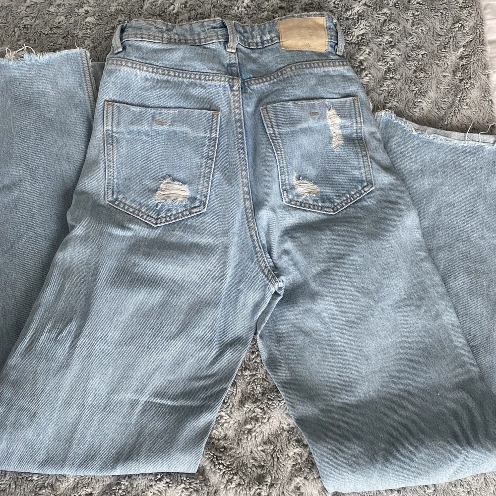 Säljer mina favoritjeans ifrån zara då dom blivit för små. Har klippt längden själv och dom går till golvet på mig som är 165cm. . Jeans & Byxor.