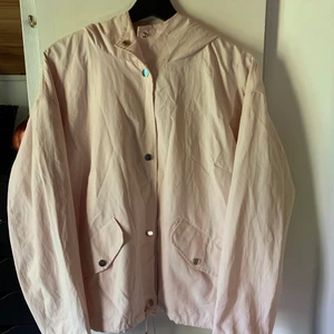 Regnjacka Vila - Fin rosa regnjacka från Vila i strl M. Aldrig använd.