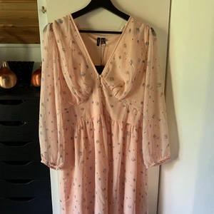 Klänning Vero Moda - Jättefin klänning från Vero Moda i strl XL. Aldrig använd och i nyskick med lapp kvar på. 