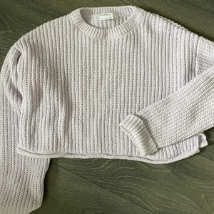 Stickad lila tröja - En supermysig stickad tröja från Berskha! Färgen är mer tydlig på bild två💜