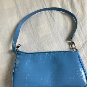 Snygg handväska  - Blå handväska som är sjukt praktisk och snygg💞