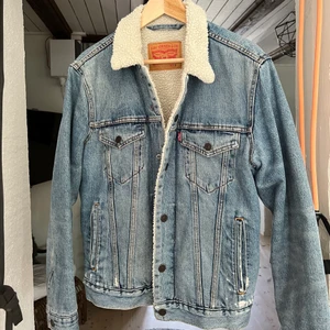 Levis jeansjacka, snyggt sliten  - Bra längd i armarna och går till midjan! 