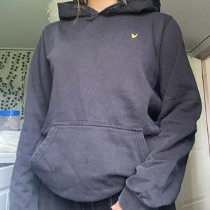 Svart hoodie - Svart hoodie från Lyle and scott, 15/16 years😇c.a ett år gammal och i väldigt bra kvalitet💕Kan tänka mig att byta den mot något också! Nypris ungefär 649kr så jag säljer den för nästan halva priset+ ev. frakt☺️