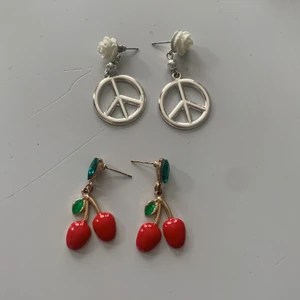 Örhängen - Hej, säljer mina örhängen som jag köpte från en secondhandbutik för ett tag sen men ej kommit till användning💞 Skriv vid intresse eller frågor💗💗 