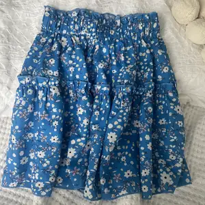  fin blommig kjol från SHEIN i storlek 128