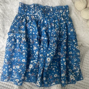  kjol från SHEIN  -  fin blommig kjol från SHEIN i storlek 128