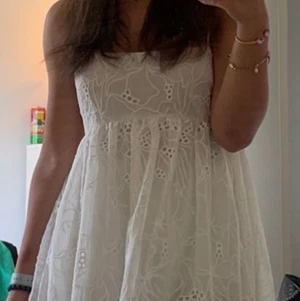 Asos vit långklänning - Fin långklänning säljes. Använd en gång. Från ASOS. Storlek 36. 