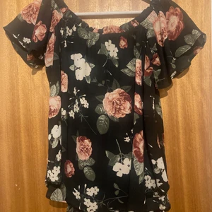 Off shoulder blus  - Blommig off shoulder blus från ginatricot i storlek M. Stor och rymlig med resår högst upp. Skönt och svalt tyg. Kan skickas mot fraktkostnad. 