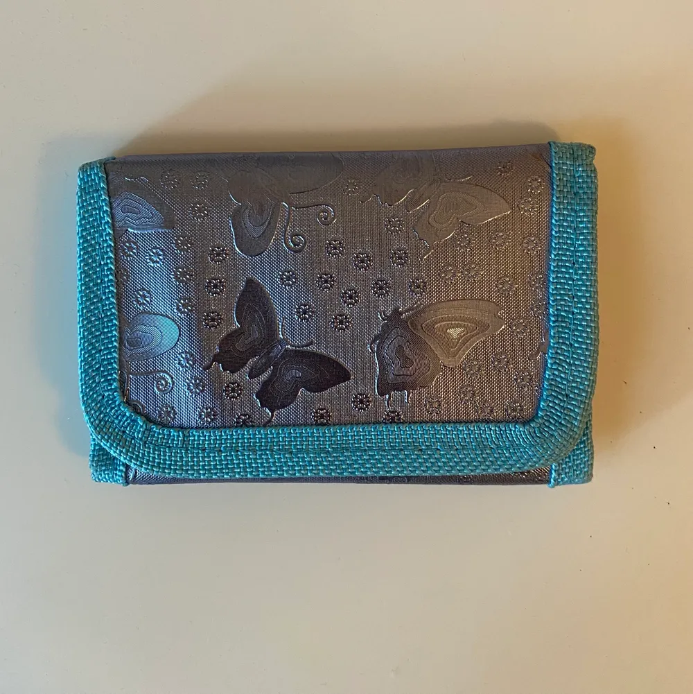 måttligt använd jättesöt plånbok köpt för länge sedan, stängs med kardborre och har massa fack inuti. ytan är lite reflekterande men färgen är typ silverblå 💎 . Accessoarer.