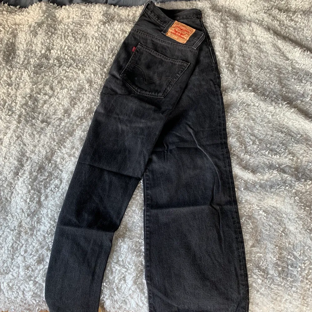 Svarta Levis jeans, väldigt baggy på mig därför jag säljer de. Fint skick . Jeans & Byxor.