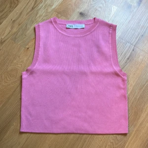 Linne - Ett rosa linne från Zara! Säljer på grund av att det är för stort samt är knappt använt. Frakten ingår!