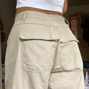 highwaisted baggy jeans - super fräscha beiga jeans med coola bakfickor. säljer billigt eftersom jag har sytt in dem själv där bak och klippt där nere. innerbenslängd: ca 76 cm. midjemått: ca 76 cm. jag är ca 162 cm. 