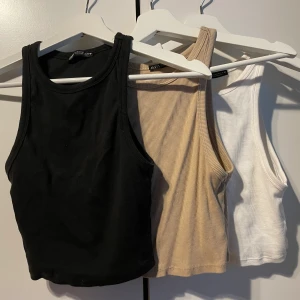 Zara linnen - Säljer dessa tre linnen i ett 120kr eller var för sig 50kr/st eftersom det inte är min stil längre. Tröjorna är från Zara, använda fåtal!