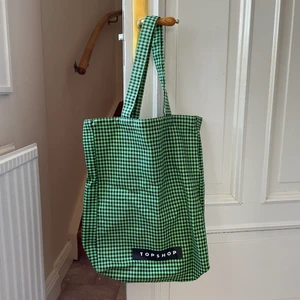 Topshop väska - Säljer en tygväska från topshop, köpte förra året men aldrig använd så den är som ny. Köpte står för frakt.