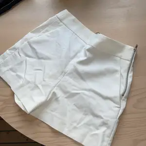 Vita kostym shorts från Zara, aldrig använda med lapp kvar. Med fickor fram
