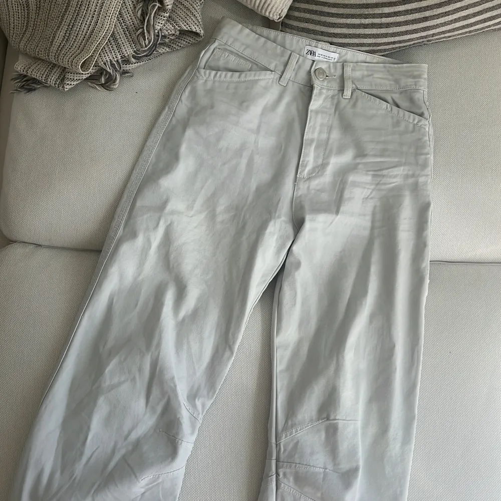 Cargo-jeans från zara. Använda en gång. Första bilden är lånad från Zarah hemsida. Sitter bra på mig som vanligtvis har 34 då de är väldigt baggy i modellen.. Jeans & Byxor.