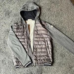 Moncler cardigan - Moncler cardigan Ny pris 8000 Säljs för 4500 Storlek m  9/10 i skick