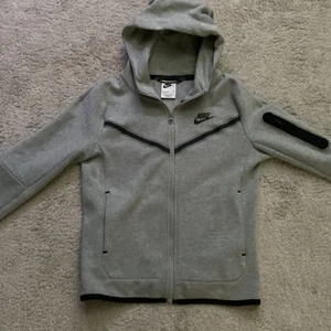 Nike tech fleece  - Köpte den för idag och vill sälja den för den var lite för liten på mig 