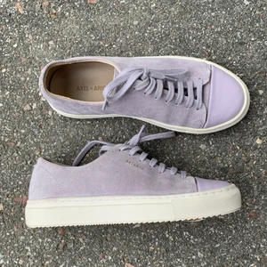 Axel arigato  - Ett par Axel Arigato i ljuslila mocka och läder vid tårna. Aldrig använda med originalförpackning (se bild). Storlek 37.