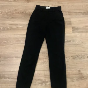 Kostym byxor - Detta är ett par fina svarta kostym byxor, det finns fickor på baksidan(inte riktiga) har använt dem cirka 3 gnr, tvättar dem innan jag postar❤️