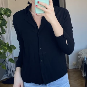 Svart tygskjorta - Svart tygskjorta/topp/blus i bra skick, tunn