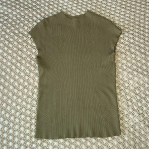 Massimo Dutti topp - Så fin grön topp från Massimo dutti, storlek M ungefär, pris 59 kr + frakt 🫶🏼