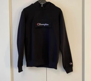Champion hoodie  - En svart champion hoodie i perfekt skick💗💕i storlek M, priset kan diskuteras 