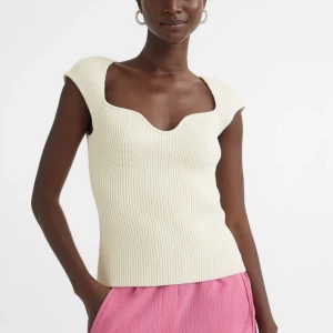 Hm topp - Vit slutsåld ribbad topp från hm. Köpt på Plick men aldrig använd då den inte passar mig. 