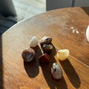 Små kristaller - Olika små kristaller, jag vet inte vad alla heter därav priset, 1 för 8kr, 2 för 14kr, 3 för 20kr, 4 för 25kr, 5 för 31kr, 6st för 36kr, 7st (alla) för 40kr 🫶🏻