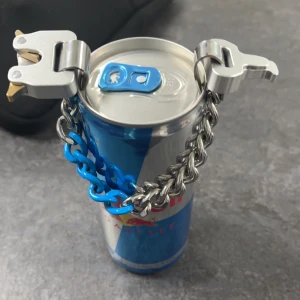 ALYX armband - Säljer mitt skit feta alyx armband då jag är sugen på ett annat! PRISET KAN SÄNKAS till 500! Väldigt nöjd me det ca 20cm totalt. Skick typ 5,5/10. Köptes av privat person så har kan inte garantera äkthet men verkar vara perfekt vad jag har sett. MVH