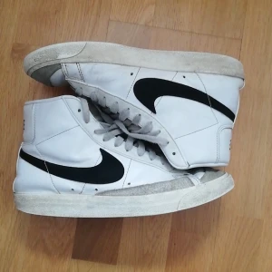 Nike blazers.  - Ett par nike blazers i storlek 40 men skulle säga att dom också passar 41. Lite slitna och har två sprickor på undersidan. Säljer då jag bara behöver pengar just nu. Fråga gärna om fler bilder om ni behöver.