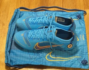 Säljs fotbollsskor - Säljer fotbollsskor Nike mercurial vapor 14 gamla säsongen, köpta från stadium 1999 kronor då de va rea då dom egentligen kostar 2800kr slutsålda på alla hemsidor använda en gång.
