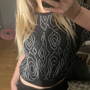 Tunn stickad - Säljer denna snygga stickade tröjan som aldrig har kommit till användning💞